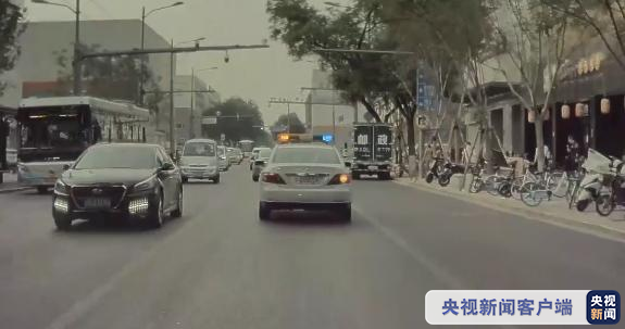 周末晚高峰上演“生死时速” 北京交警接力带道救助断腕市民