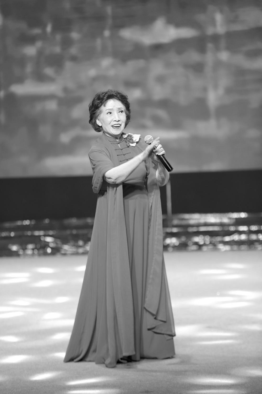 国家一级演员贠恩凤登台献唱《南泥湾》陕北民歌歌王王向荣献唱《东方