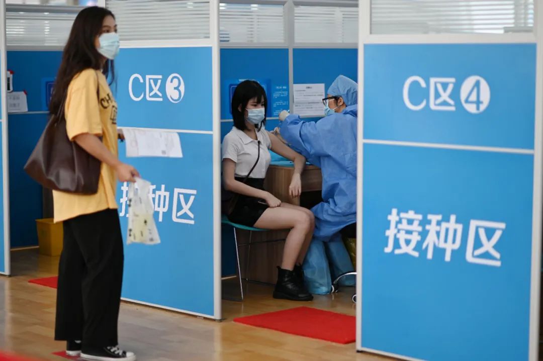△市民在广州市天河体育中心新冠疫苗临时接种点接种疫苗。