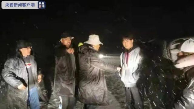 128人被困4500多米高山！四川雅江警方连夜上山搜索救援