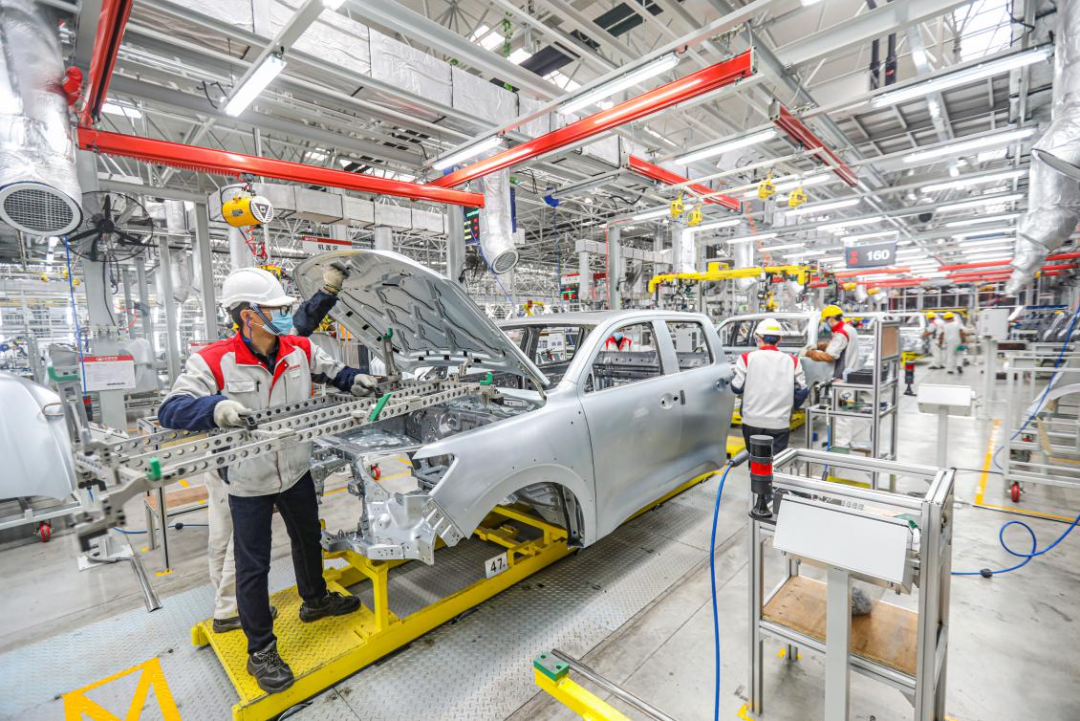 图2&nbsp; 长城汽车重庆分公司生产流水线上 工人正在安装汽车