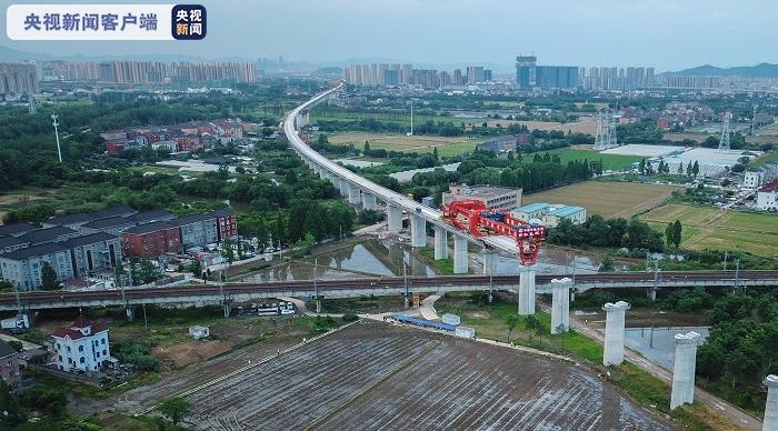 亚运工程湖杭铁路余杭特大桥成功上跨既有宣杭铁路 浙江1小时交通圈“更快一步”