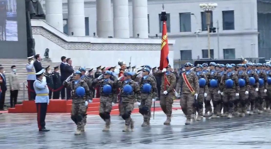 △蒙古国国防部29日在苏赫巴托广场举行阅兵仪式（图片来源：蒙古国总统办公厅官网）