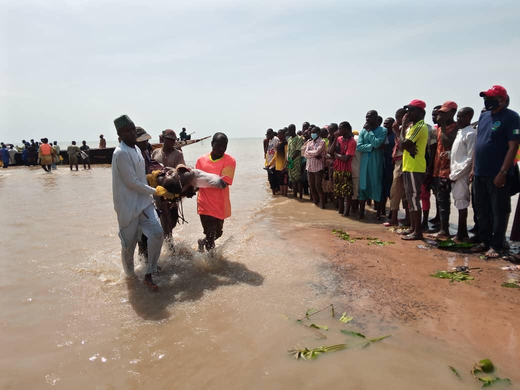尼日利亚渡船倾覆遇难人数升至81 仍有约100人失踪