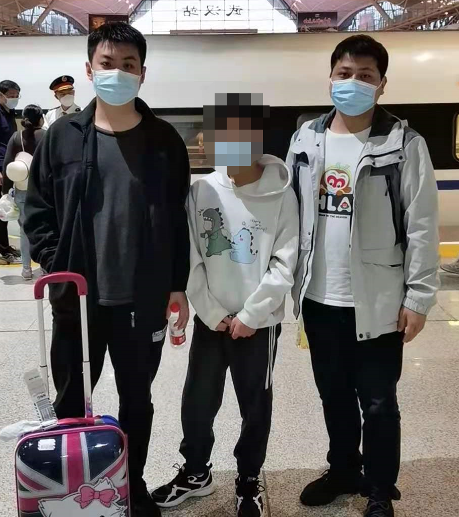 △叶晟(左)和同事出外勤抓捕嫌疑人