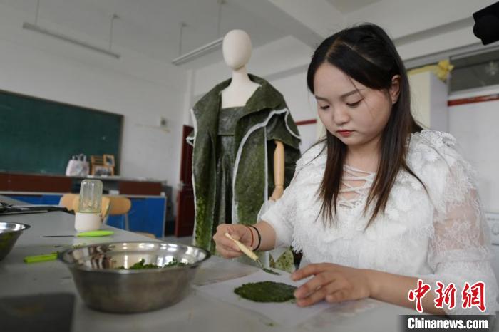 唐丹阳在制作可食用服装的材料 张瑶 摄