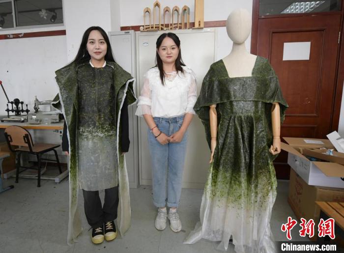 唐丹阳自创的可食用服装在中国国际大学生时装周上获得“科技创新奖”。张瑶 摄