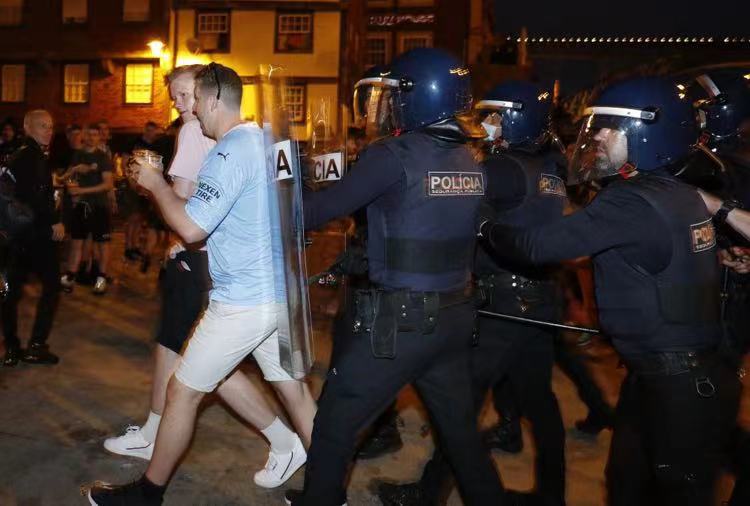 欧冠决赛临近 葡萄牙警方介入干涉英国球迷不遵守防疫措施行为