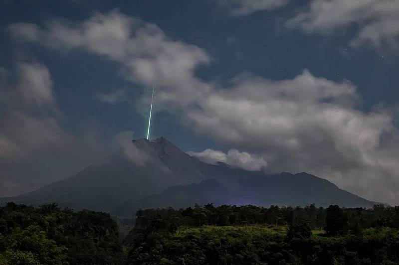 实拍流星坠入印尼火山瞬间：绿色光球划破夜空