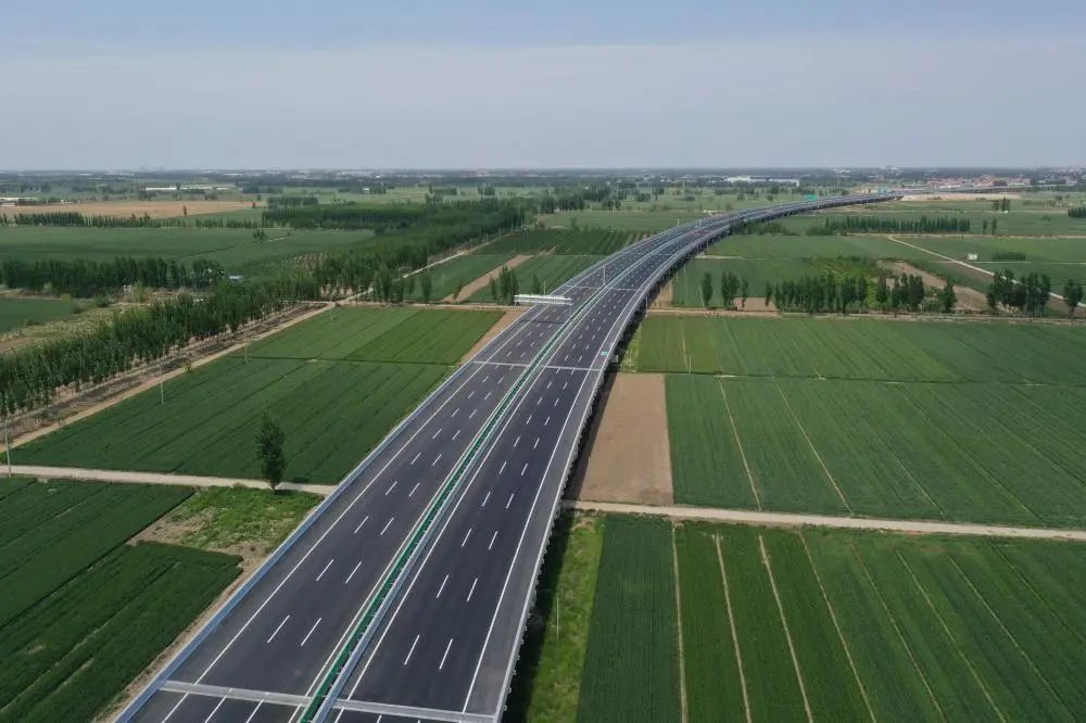 高清大图雄安新区四纵三横对外高速公路通道建成通车