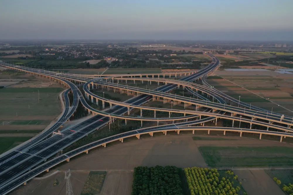 京雄高速河北段与荣乌高速新线交会的泗庄枢纽互通(5月17日摄,无人机