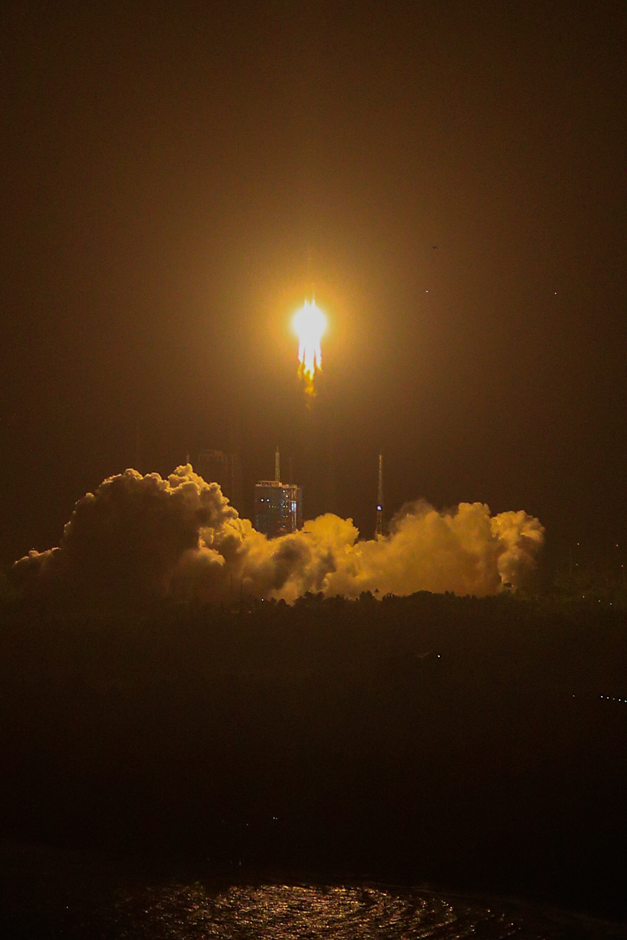 天舟二号货运飞船发射任务取得圆满成功