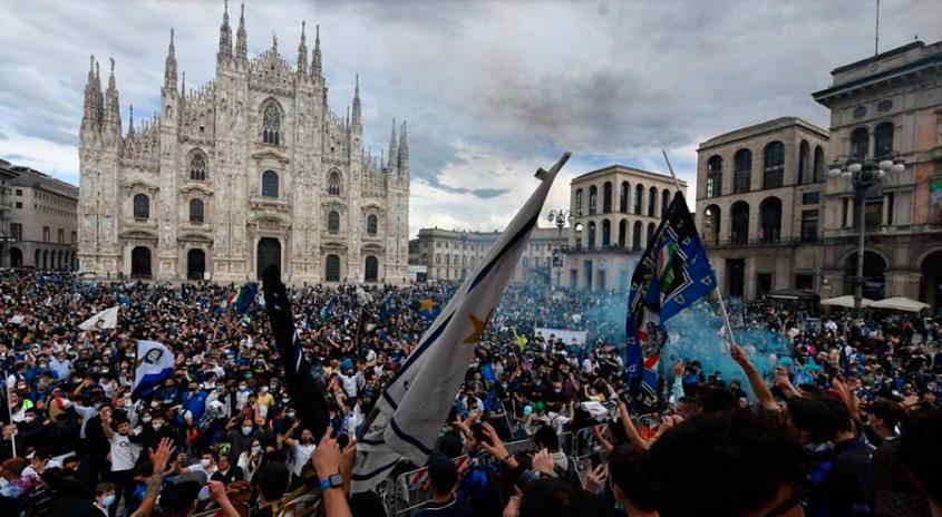 △国际米兰球迷在米兰大教堂广场聚集庆祝 （图片来自：当地媒体）