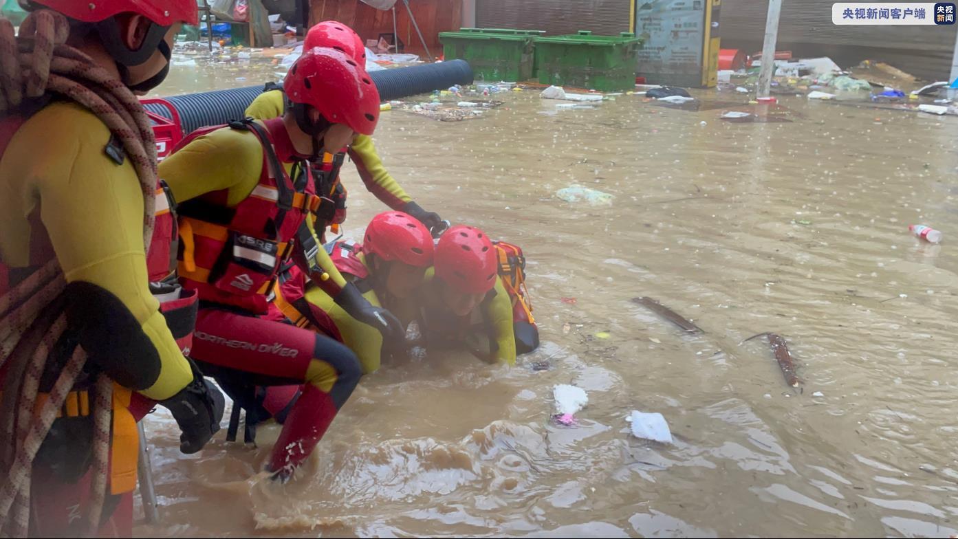 贵州沿河突降暴雨5人被困 消防紧急营救