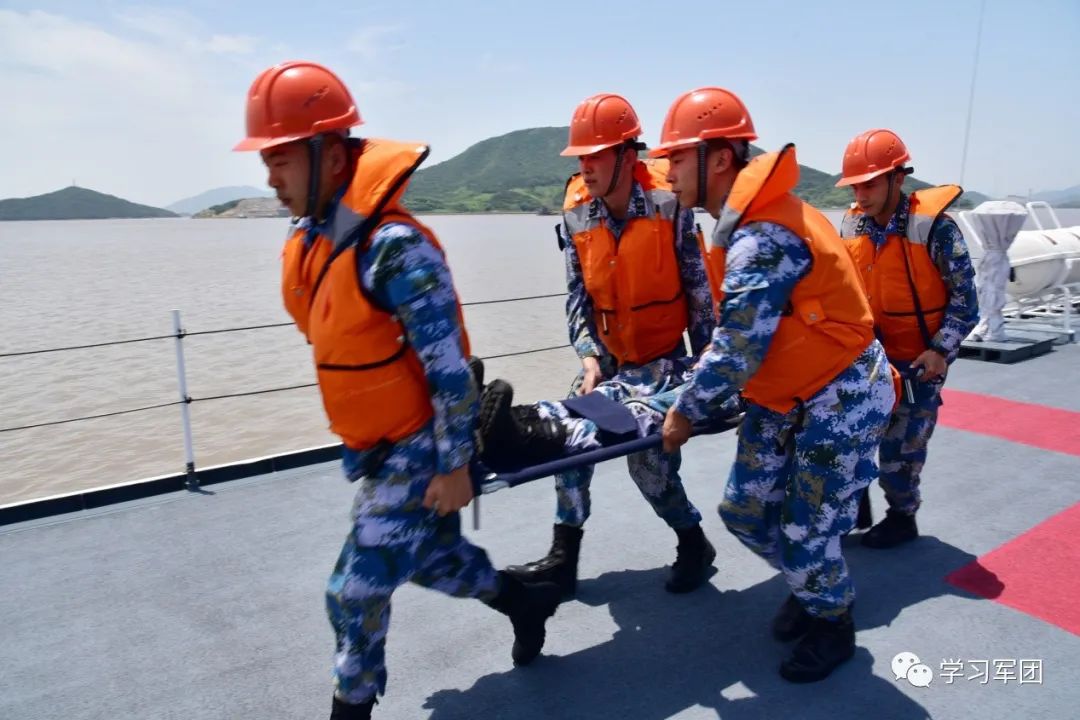 大型军舰进出港,一“拖”一“顶”全靠它_新浪军事_新浪网