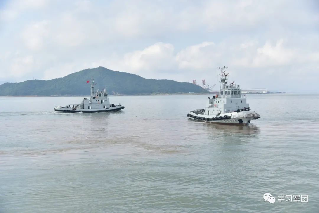 大型军舰进出港一拖一顶全靠它