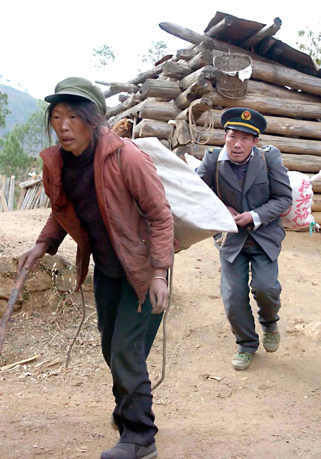 如果仅仅是为了一个饭碗,王顺友在这条马班邮路上或许早就坚持不住了.