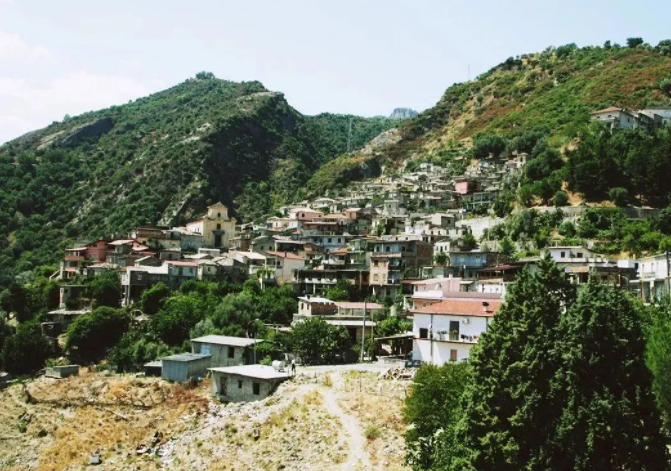 ·卡拉布里亚区的落后山村是“光荣会”发源地
