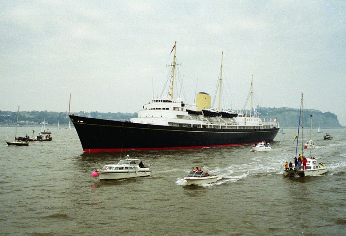 图为1997年退役的“大不列颠号”（HMY Britannia）