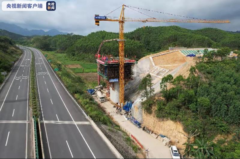 南玉高铁跨柳北高速特大桥连续梁开始施工
