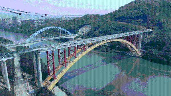 全国最大跨径上承式钢箱拱桥钢梁吊装完成