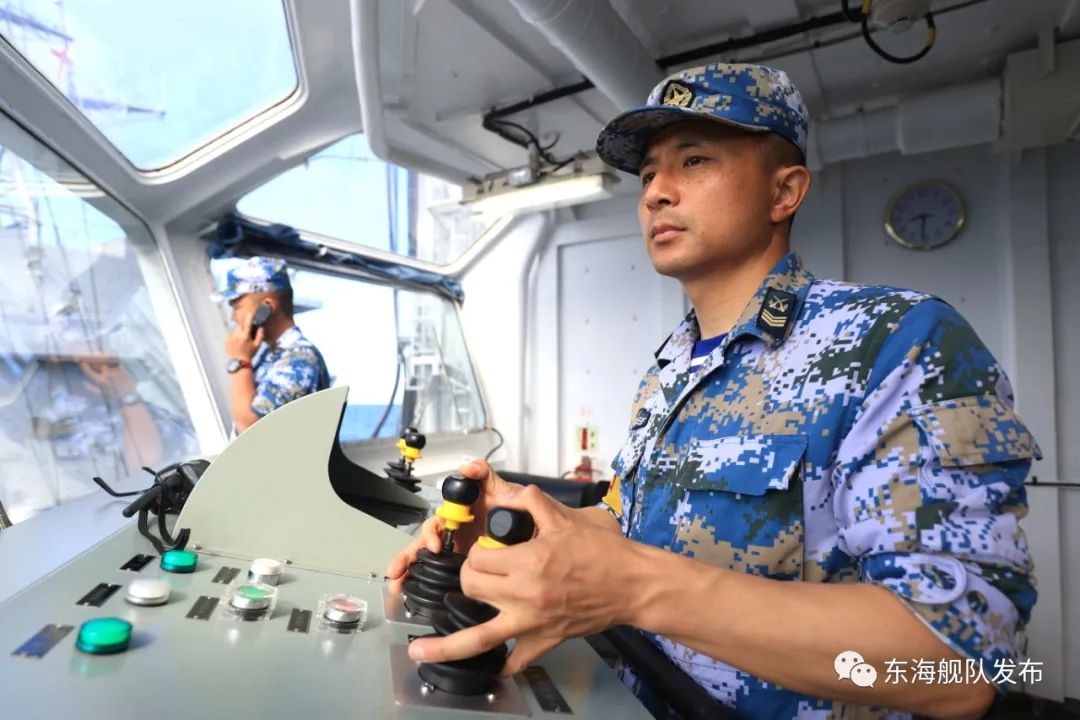 南京舰快速机动至高邮湖舰后方,准备开始纵向补给.