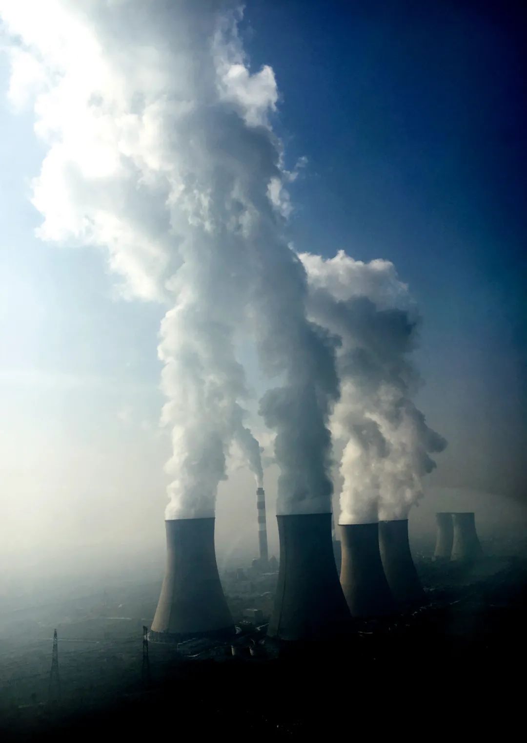 2016年10月，河南一热电厂的排烟场景。图/视觉中国