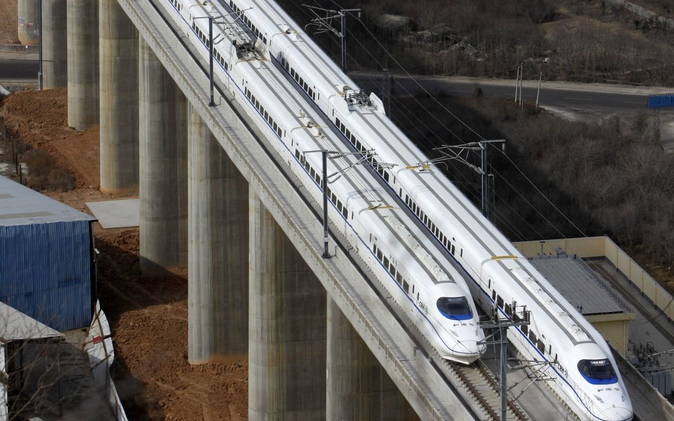 "和谐号"动车驶过.&nbsp; 图片来源:新京报网