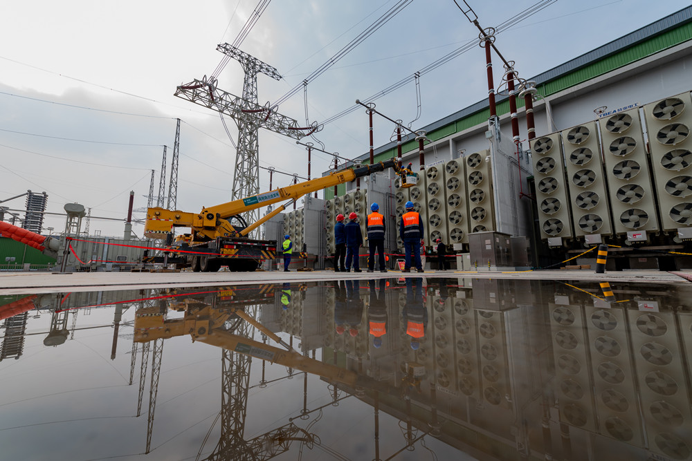 &nbsp;&nbsp;蒙东电力检修公司员工在±800千伏扎鲁特换流站开展