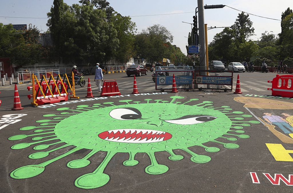资料图:印度街道路面上的防疫宣传涂鸦.