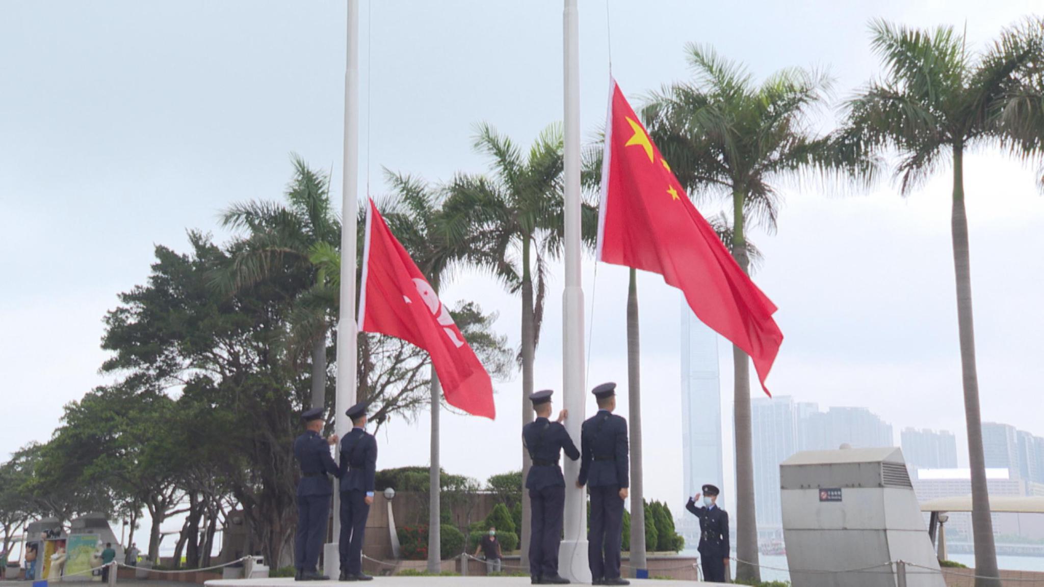 香港青年代表参加升旗仪式 纪念五四运动102周年