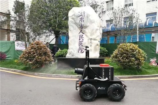 ▲在湖南省人民医院投入使用的防疫机器人。（图片来源：潇湘晨报）