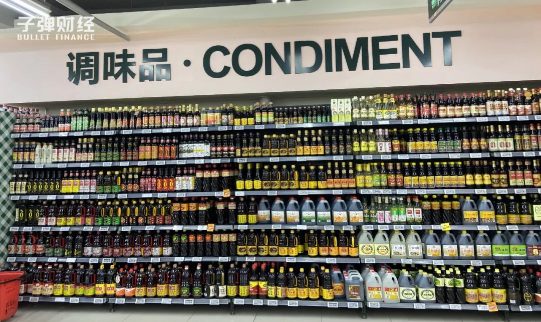 在一家占地两层的京客隆超市内,各种品牌的酱油,醋产品摆满了一整面墙