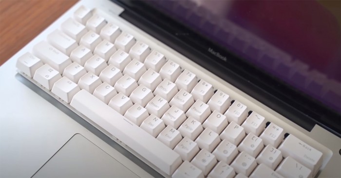 高级玩家为MacBook Pro改装了一个机械键盘 但他再也无法关上盖子了
