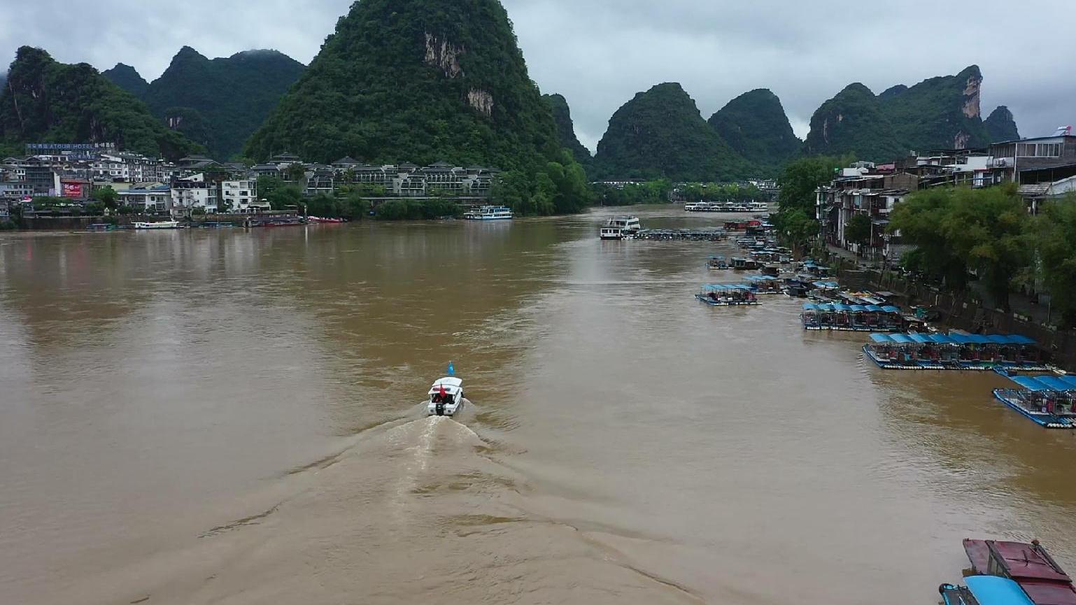 广西桂林：持续强降雨致漓江水位上涨 排筏全线封航