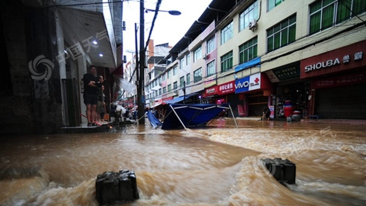 昨天,重庆酉阳遭遇暴雨,街道水流成河(图/何毅)