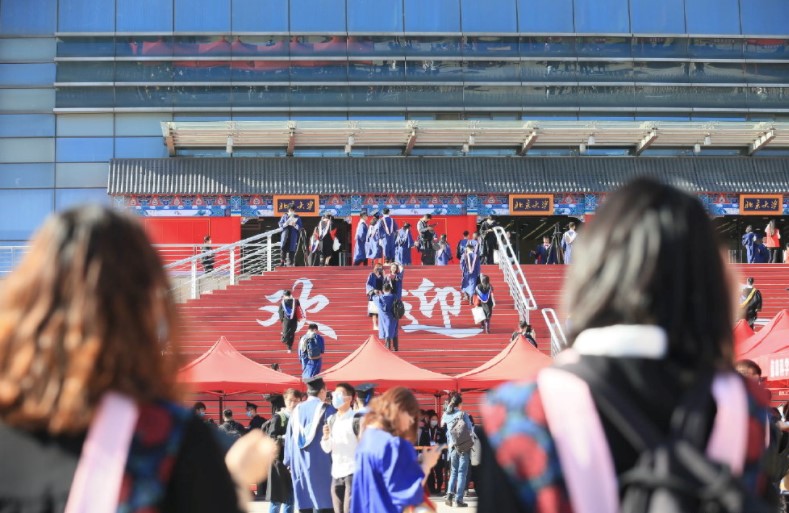 参加学位授予仪式的2020届毕业生走进邱德拔体育馆
