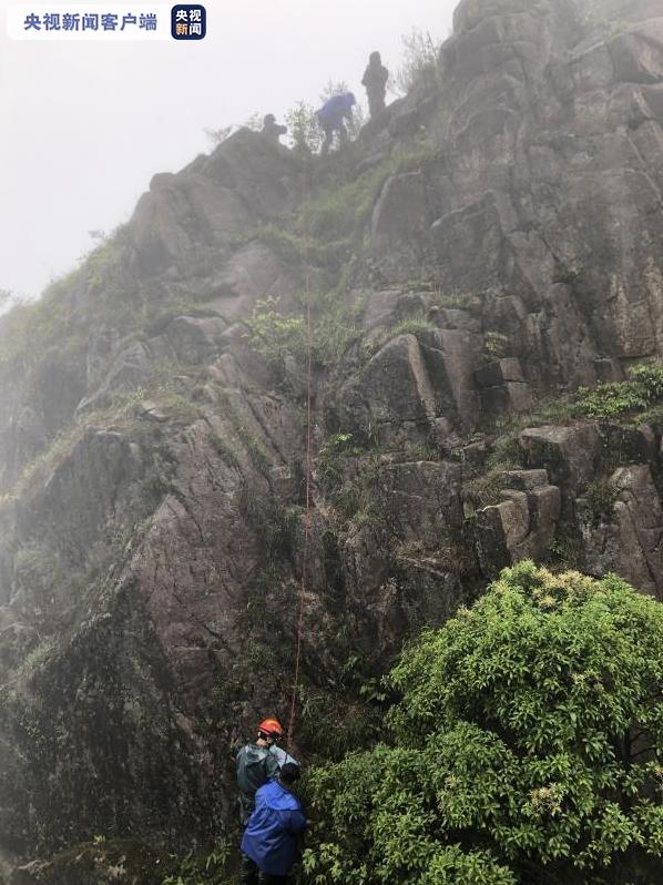 广东清远大雨致14名游客被困深山 消防彻夜成功营救