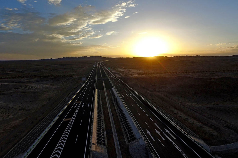 沿着高速看中国g7京新高速穿越大漠戈壁被誉为神奇的中国7号天路