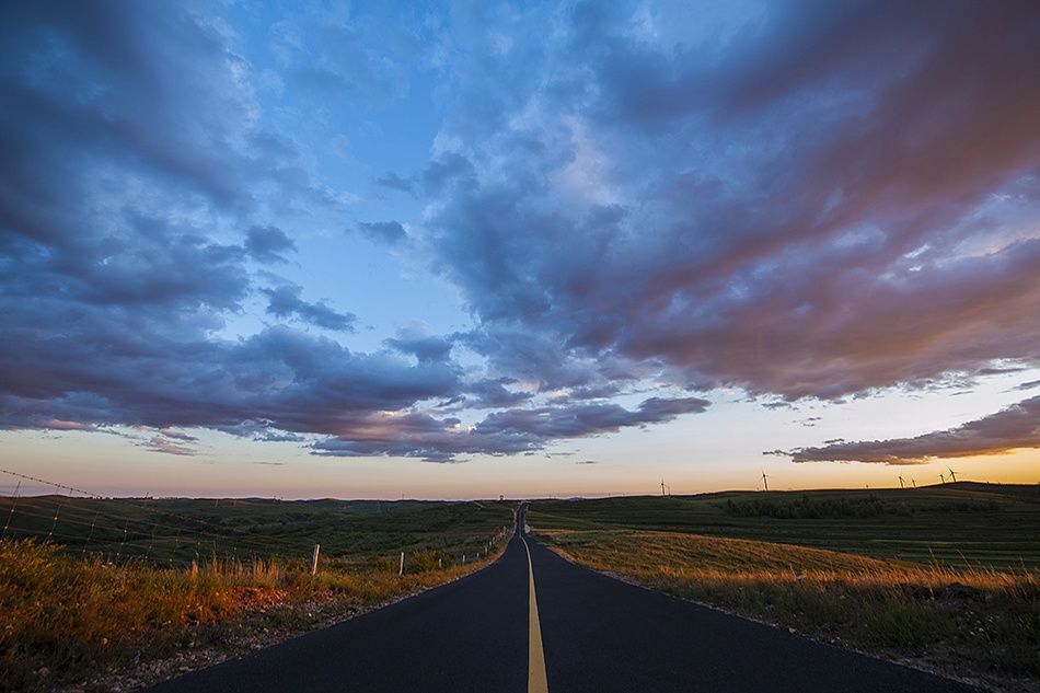 位于张家口市张北县和崇礼区的交界处,是中国大陆十大最美丽的公路之