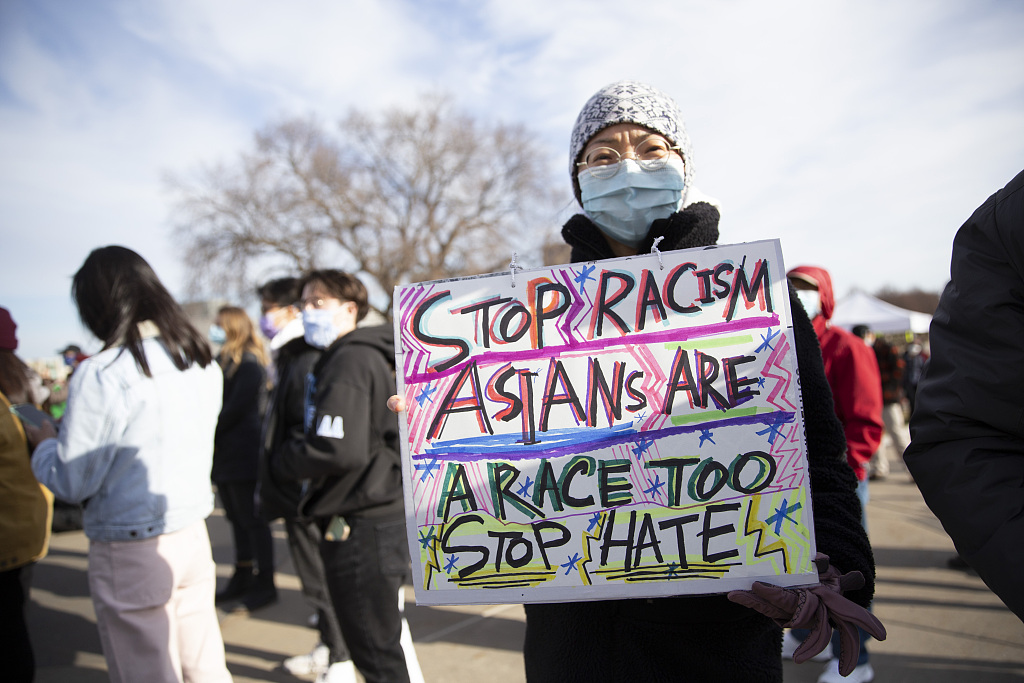 亚裔人士参加"反对亚裔仇恨"抗议.