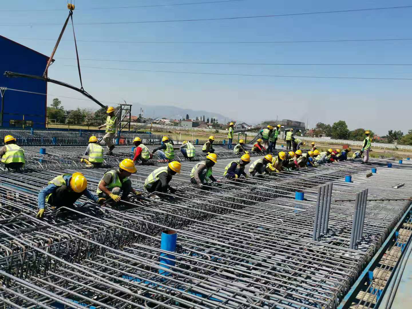 △施工人员在绑扎钢筋 图片来源：中国中铁雅万高铁项目部