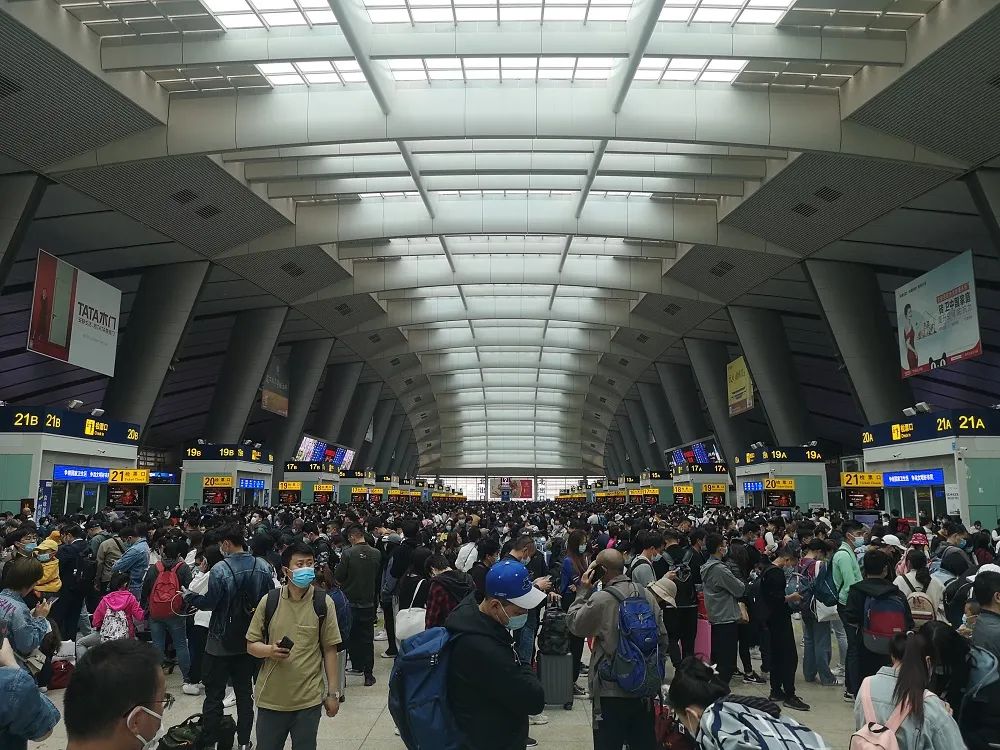 △5月4日，北京南站迎来客流返程。