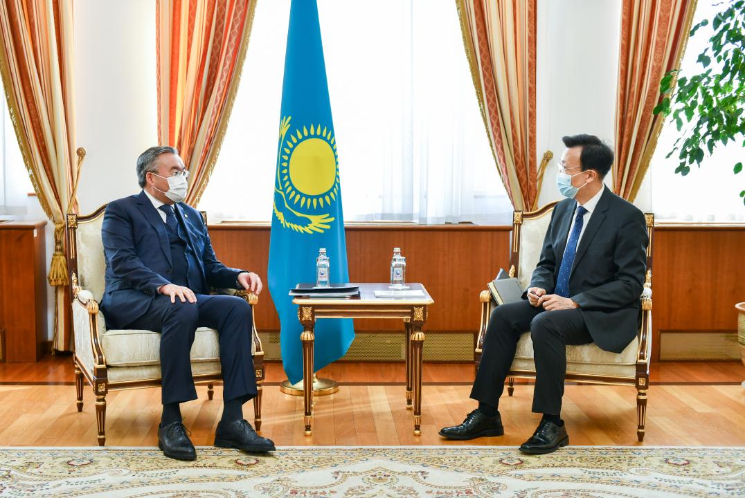 △特列乌别尔季外长（左）与张霄大使会谈。来源：哈萨克斯坦外交部网站