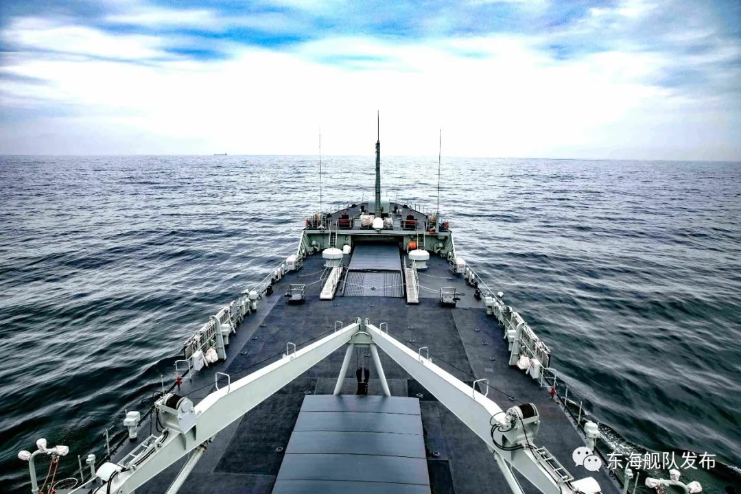暮春时节随着一声令下东部战区海军某登陆舰大队雁荡山舰,黄岗山舰
