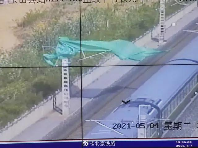 多趟列车“中招” 高铁接触网为何怕大风？