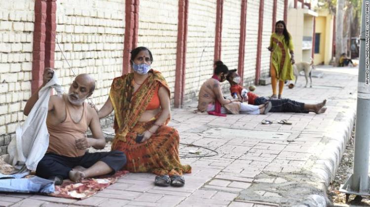 Sardar Patel Covid Care Centre外等待救治的患者，图源CNN