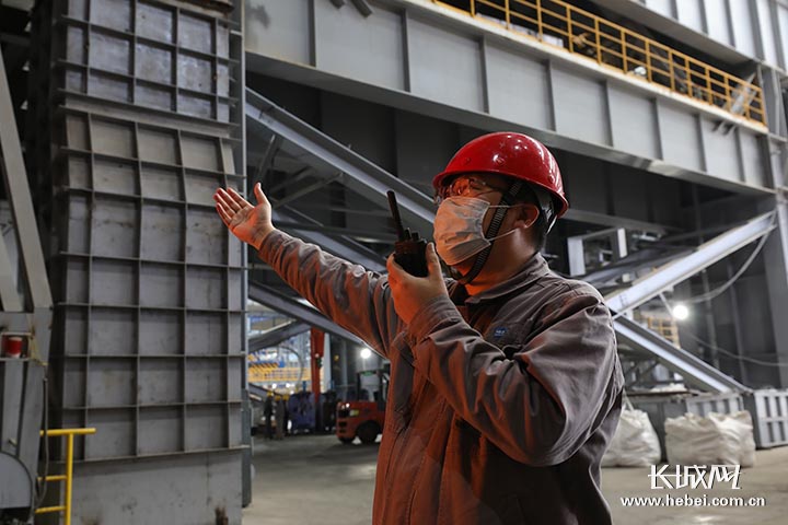 徐伟正在指挥天车进行装铁作业.张磊&nbsp;摄