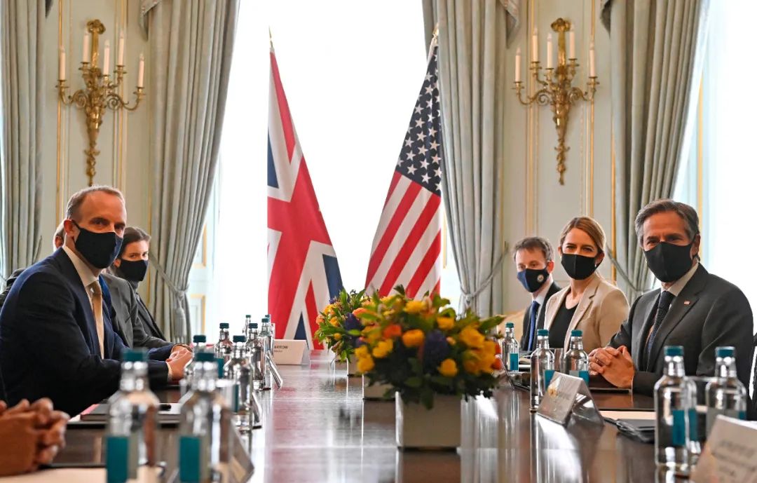 5月3日，英国外交大臣拉布（左一）与美国国务卿布林肯（右一）在英国伦敦举行双边会晤。新华社/美联