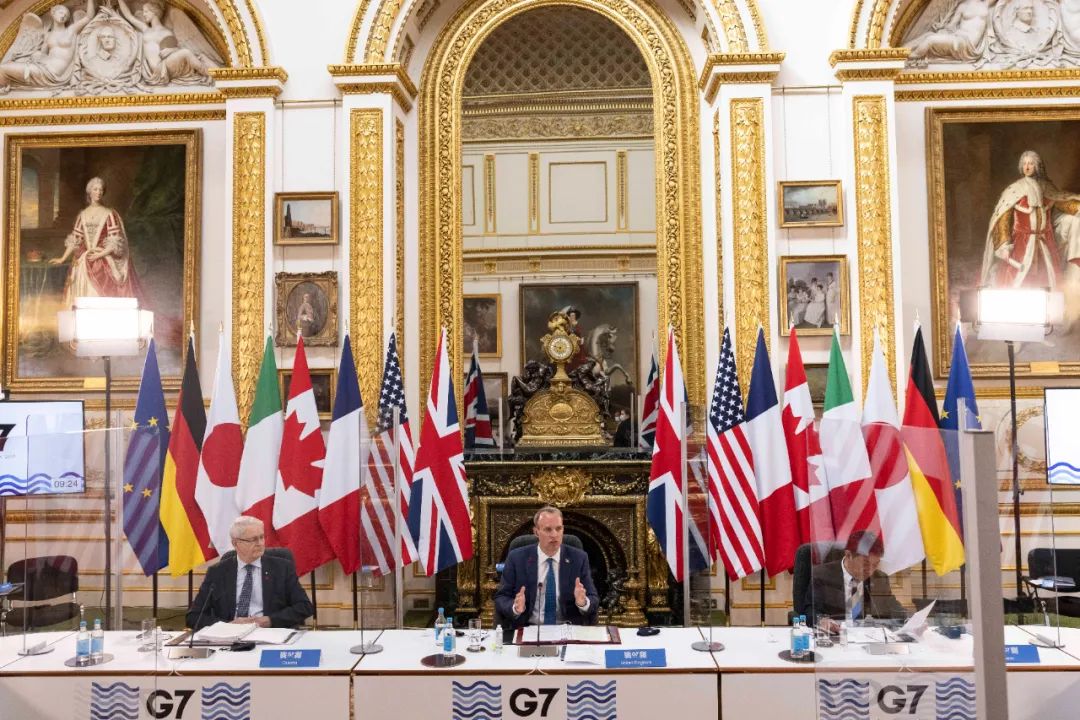 5月4日，英国外交大臣拉布（中）在伦敦主持七国集团外长会。新华社发（英国首相府供图）
